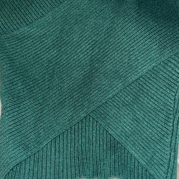 💚 Fashion Nova Cropped V Neck Sweater - Picture 6 of 8